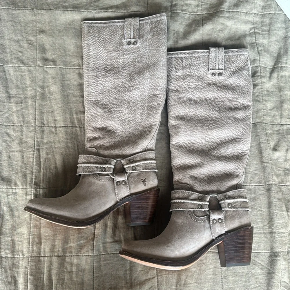 Women’s Frye Carmen Harness Tall Grey Boot Size 9 New - Picture 3 of 8